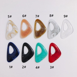 Ciondoli a triangolo in resina marmorizzata per gioielli fai-da-te, set di 9 colori assortiti
