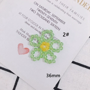 Vista macro di un fiore intrecciato in vetro cristallo giallo e verde 36mm per gioielli fai da te
