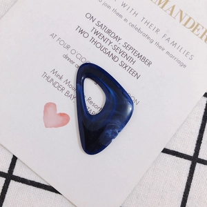 Dettaglio di un ciondolo triangolare in resina blu marmorizzata per gioielli fai da te