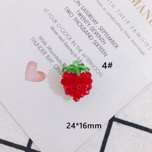 Dettaglio del ciondolo a forma di fragola in perline di cristallo rosso 24x16mm
