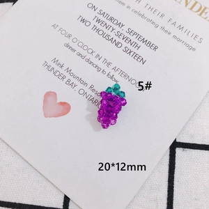 Dettaglio del ciondolo a forma di uva 20x12mm in vetro cristallo per gioielli fai-da-te