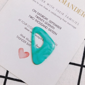 Dettaglio del ciondolo in resina marmorizzata verde menta per creazione gioielli DIY