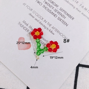 Vista macro di ciondolo a fiore in cristallo rosso e giallo 25x12mm per gioielli DIY