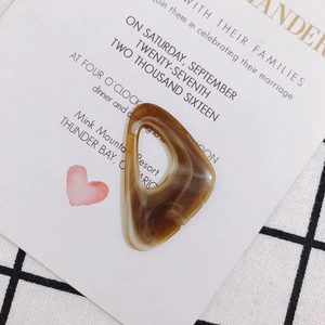 Dettaglio di ciondolo in resina effetto marmo a goccia per creazione di gioielli DIY