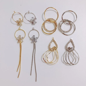 Detailoverzicht van DIY-zirkonia kwastjes en sterhangers in gouden en zilveren afwerking