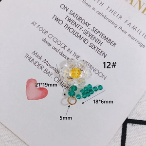 Dettaglio del ciondolo a fiore in cristallo con dimensioni 21x19 mm e accenti di foglie verdi