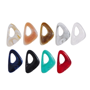 Set di nove ciondoli triangolari in resina colorata effetto marmo per creazione di gioielli