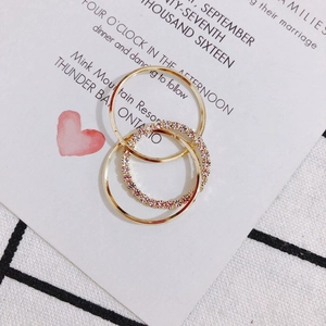 Macro-opname van driedelige gouden ringenset met sprankelende roze en heldere zirkonen