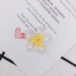 Dettaglio di un ciondolo a fiore in cristallo fatto a mano per creazione gioielli DIY