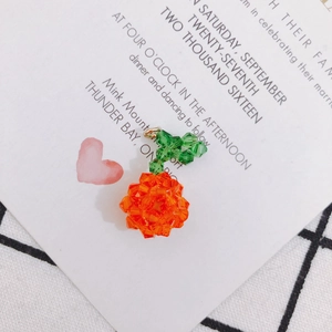 Dettaglio del ciondolo a fiore in perline di vetro fatto a mano per gioielli