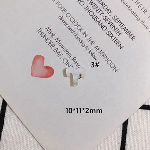 Dettaglio del ciondolo a testa di ariete in conchiglia, componente per gioielli da 10x11x2mm