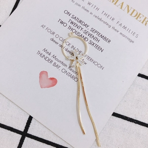 Detail van vergulde kwastoorbellen met kristallen bloem en franje van slangenketting