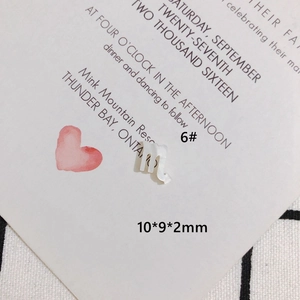 Dettaglio macro del ciondolo zodiacale Scorpione in madreperla bianca 10x9x2mm