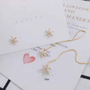Goldenes Schneeflocken-Ohrring-Set mit Zirkonia-Steinen inkl. lange Ohrlinien und Stecker