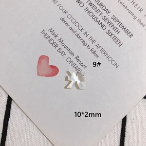 Vista macro di ciondolo in madreperla 10x2mm con riflessi cangianti e zodiacali
