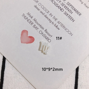 Dettaglio macro del ciondolo zodiaco Vergine in madreperla 10x9x2mm per gioielli fai-da-te