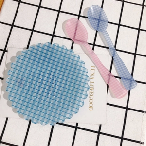 Set tavola vintage a quadretti con piatto blu e due cucchiai colorati coordinati