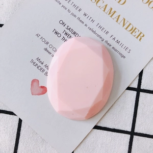 Vue macro de l'accessoire géométrique à facettes rose pour bijoux DIY et coiffure