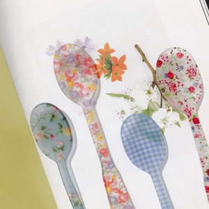 Dettaglio di cucchiai da dessert retrò con motivi floreali e a quadretti colorati