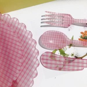 Set da tavola a quadretti rosa e bianchi con bordi ondulati include piatto e posate
