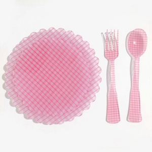 Dettaglio del set di posate in plastica a quadretti rosa con piatto a bordo ondulato