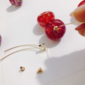 Orecchini a ciliegia fatti a mano con veri fiori secchi in resina e ganci dorati