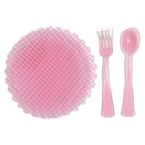Set tavola a quadretti rosa con piatto smerlato, forchetta e cucchiaio su bianco