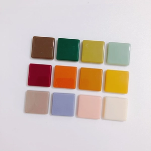 Makro-Detail von 16mm quadratischen Acryl-DIY-Schmuckteilen in zwölf leuchtenden Farben