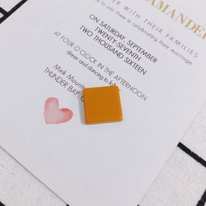 Makroaufnahme von 16mm quadratischer ingwergelber Acrylplatte für DIY-Schmuck und Haarschmuck