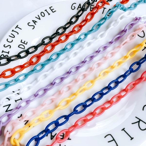 Gros plan de maillons de chaîne en acrylique multicolores pour bijoux artisanaux