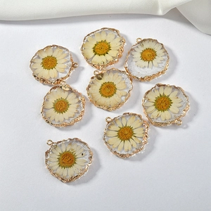 Ciondolo Rotondo in Resina Con Margherita Bianca Fiore Secco Bordo Irregolare Placcato Oro Per Creazione Gioielli Fai Da Te