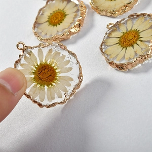 Ciondolo in resina con margherita dorata e fiori secchi veri con anello di sospensione