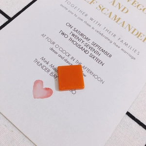 Detail einer glänzenden orangefarbenen quadratischen Acrylplatte für DIY-Schmuck