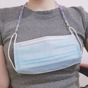 Détail d'une chaîne violette pour masque avec des crochets métalliques argentés sûrs