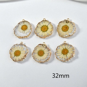 Set di sei ciondoli margherita in resina da 32 mm con bordi dorati a conchiglia