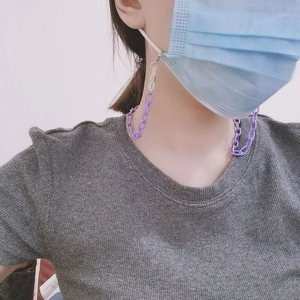 Détail de la chaîne de lunettes en plastique violet avec fermoirs mousquetons