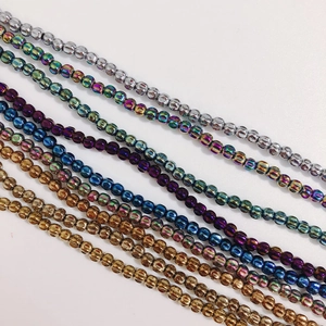 Makroaufnahme von 4mm bunten Kürbis-Metallperlen für DIY-Schmuck und Basteln