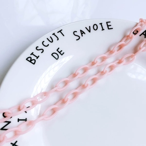 Gros plan de la chaîne à maillons rose en plastique pour la création de bijoux DIY