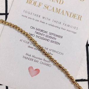 Makroaufnahme von 4 mm goldenen Kürbisperlen für DIY-Schmuck mit facettierter Textur