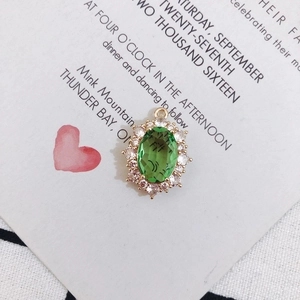 Vue macro d'un pendentif ovale vintage en cristal vert avec placage or et zircons blancs