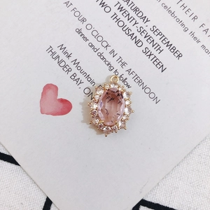 Détail du pendentif vintage en cristal rose avec halo étincelant sur base dorée