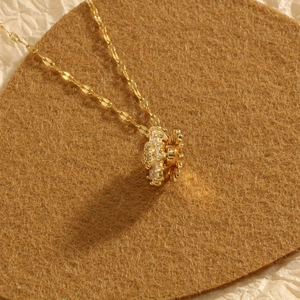 Collana girasole dorata con ciondolo rotante in zircone su una catena a maglie