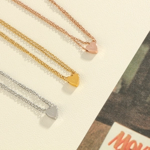 Minimalistische Herzanhänger-Halsketten mit Buchstaben V in Gold, Roségold und Silber