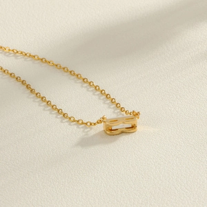 Elegante collana con ciondolo a lettera B dorata e cristallo su pelle bianca