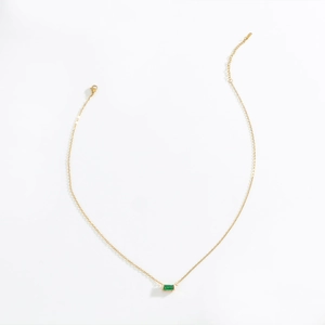 Collana dorata con pendente in pietra verde taglio smeraldo e chiusura a moschettone