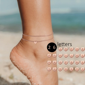 Roségoldene zweilagige Herz-Fußkette mit A-Z Buchstaben-Initialen am Strand getragen