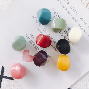 Makroaufnahme bunter unregelmäßiger Acryl-Geometrie-Anhänger für DIY-Schmuck