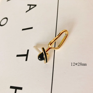 Detail van 12x28mm gouden oorbellen met zwart emaille stip en metallic afwerking