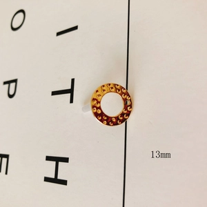 Macro-opname van 13mm gouden ronde metalen bedel met hamerslag-textuur voor DIY-sieraden