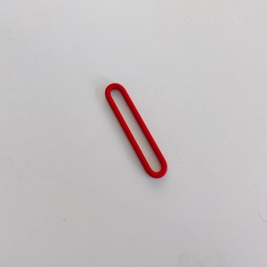 Primer plano de un colgante ovalado rojo de aleación con acabado mate para joyería DIY